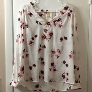 Flowy v-neck floral blouse